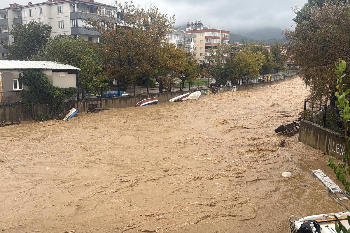 Oversvømmelse efter kraftig regn i Yalova