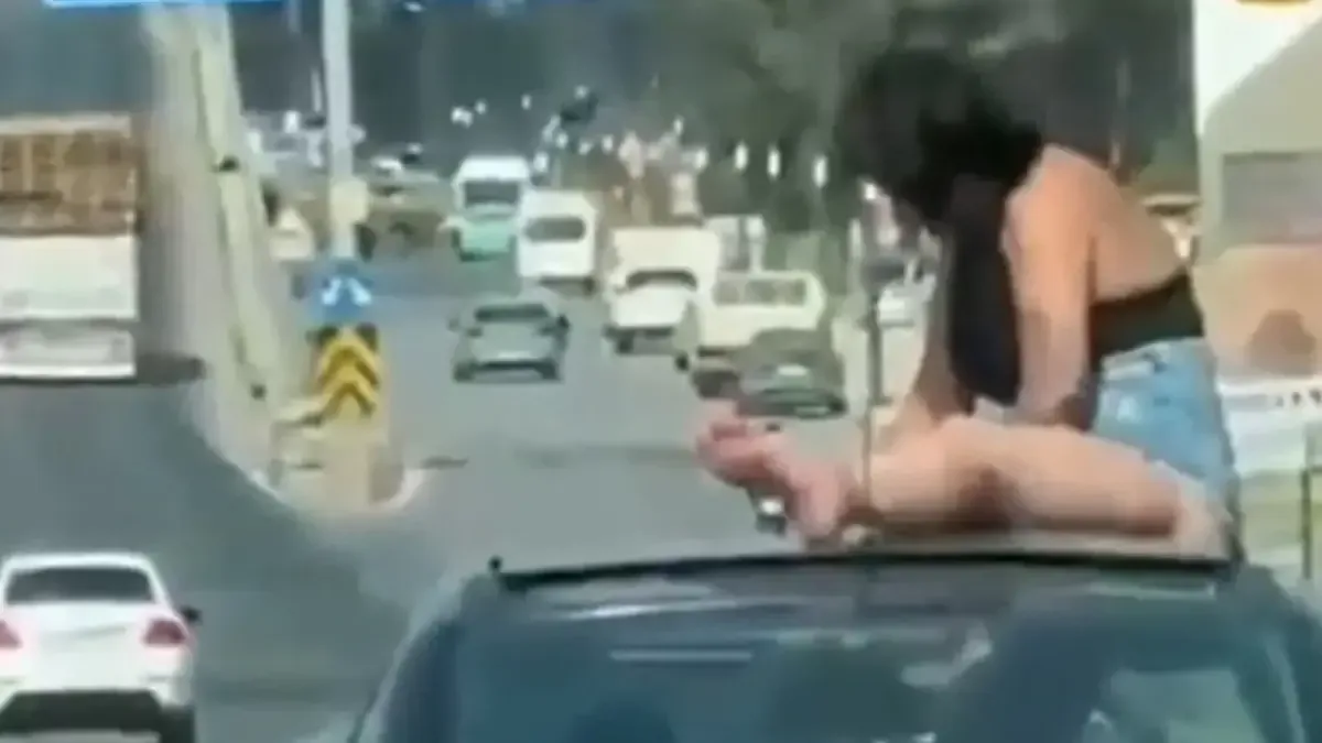 Otomobilin Tavanında Oynayan Kadın Gözaltına Alındı