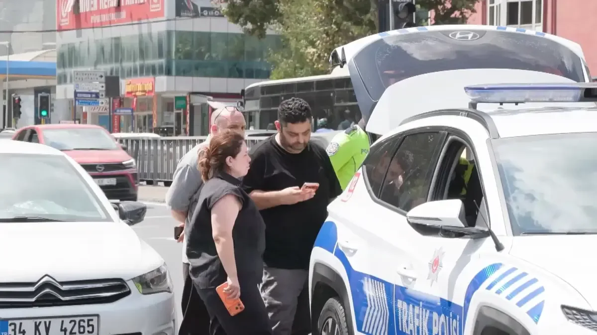 Otomobilin taksiye çarpması sonrası tartışma yaşandı
