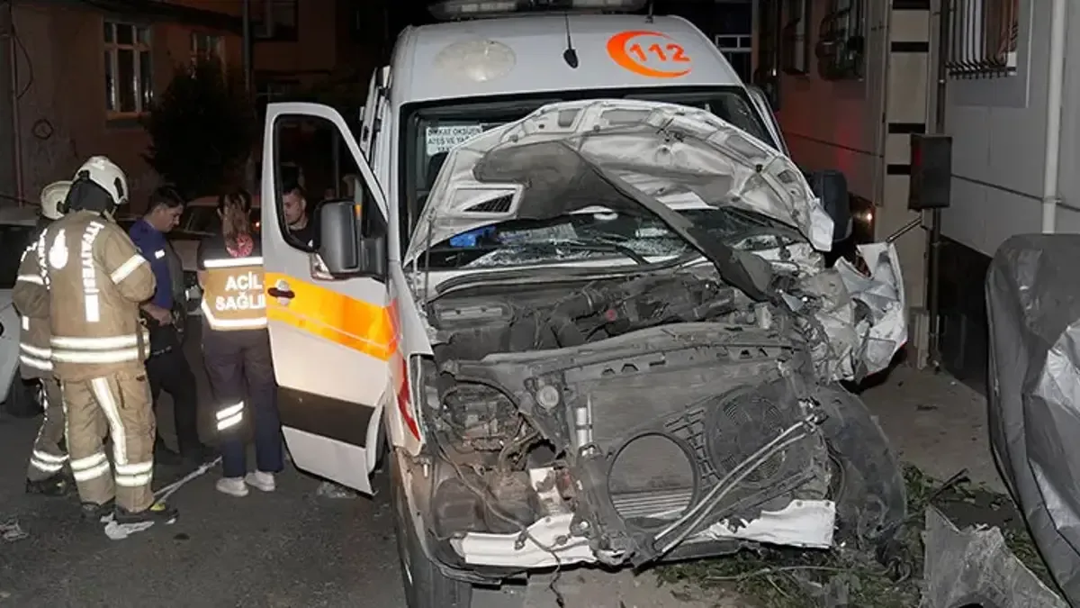 İstanbul'da ambulans ile otomobil çarpıştı, 3 sağlık çalışanı yaralandı