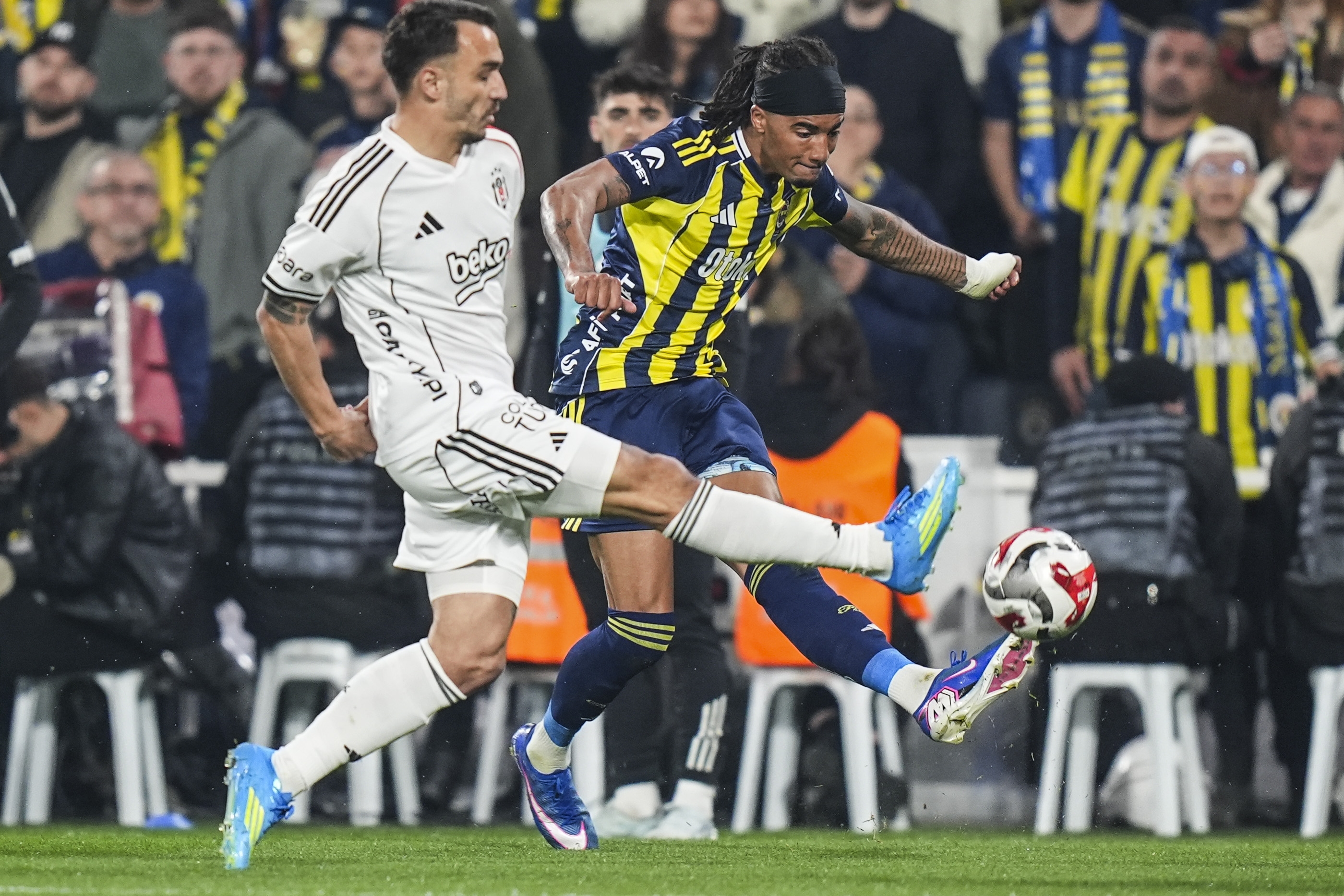 Fenerbahçe'nin Derbi Dominasyonu: Zirveye Bir Adım Kaldı